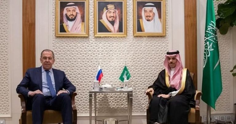 لافروف: روسيا تتمسك بضرورة عودة سوريا إلى الجامعة العربية